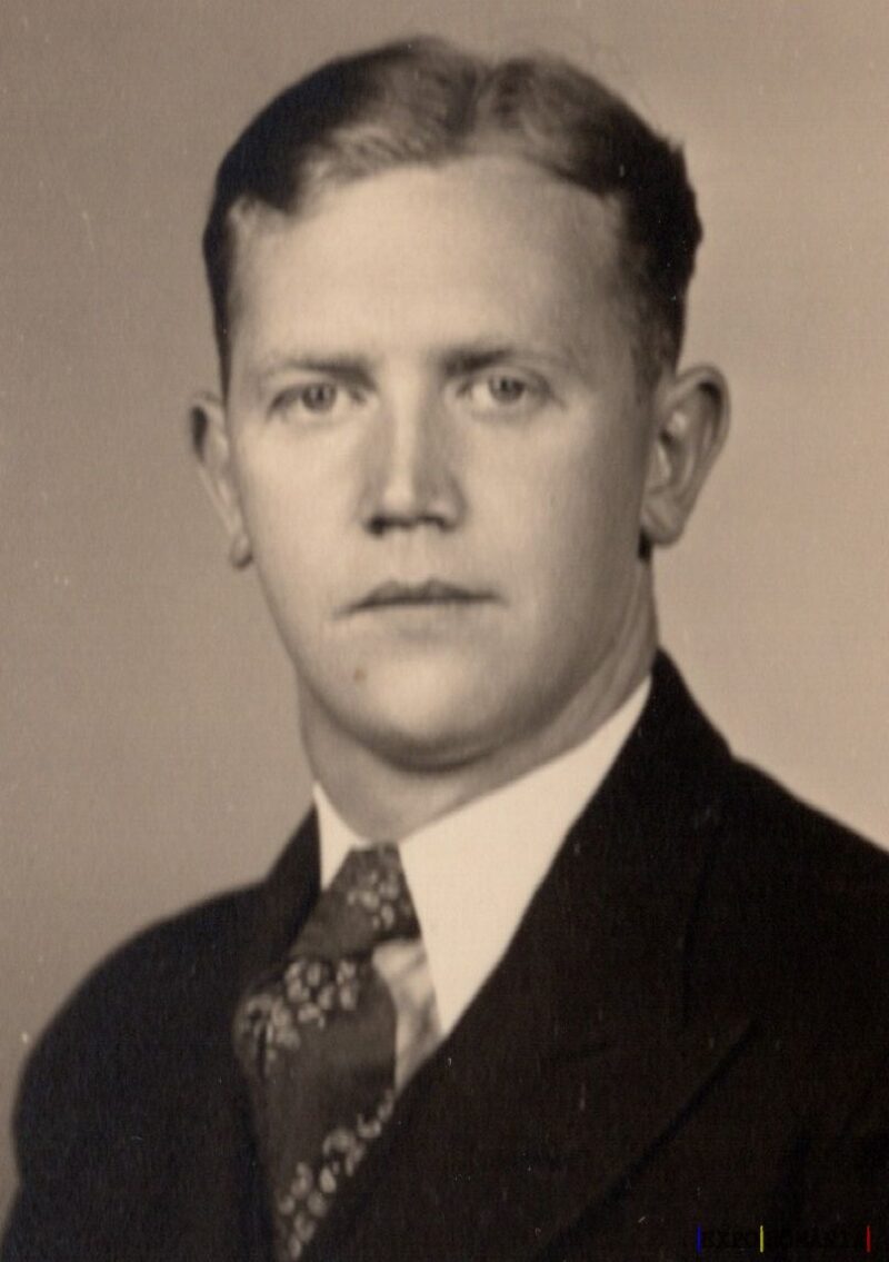 Portret alb-negru al unui bărbat tânăr