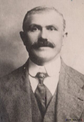 Portret alb-negru al unui bărbat cu mustață