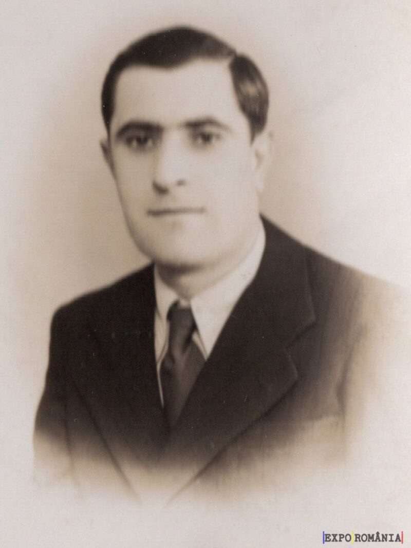 Portret în alb-negru al unui bărbat în costum