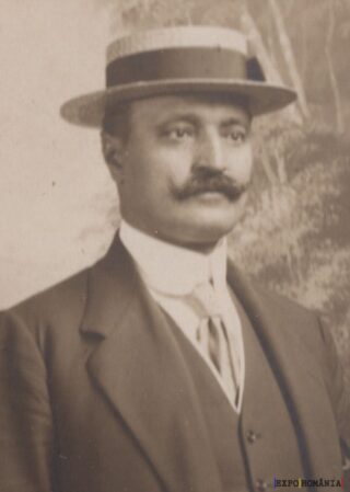 Bărbat elegant purtând pălărie tradițională