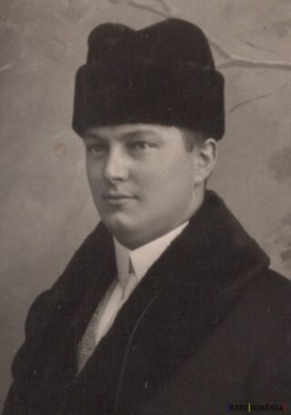 Bărbat în haină de iarnă și căciulă