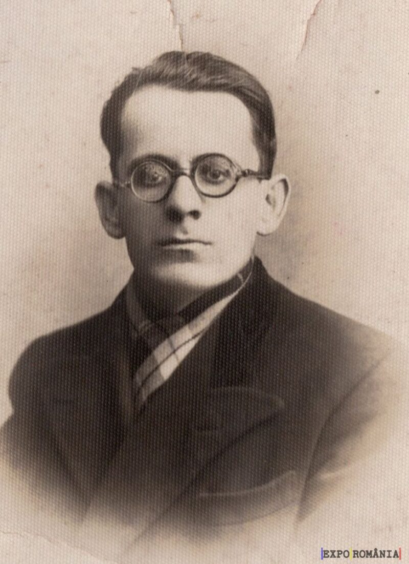 Portret alb-negru al unui bărbat cu ochelari