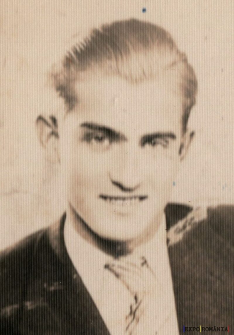 Portret alb-negru al unui bărbat tânăr