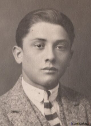 Portret alb-negru al unui tânăr elegant