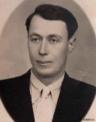 Portret alb-negru al unui bărbat elegant