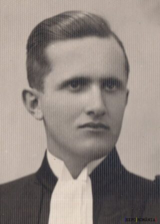 Portret alb-negru al unui bărbat tânăr