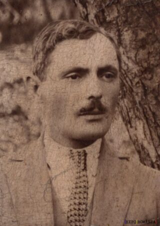 Portret de bărbat lângă un copac