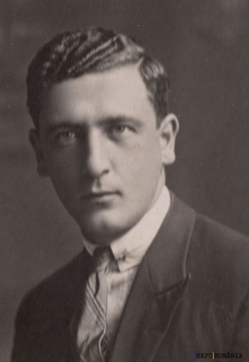 Portret alb-negru al unui bărbat tânăr