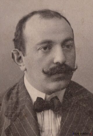 Portret alb-negru al unui bărbat cu mustață