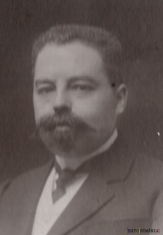 Portret alb-negru al unui bărbat cu mustață