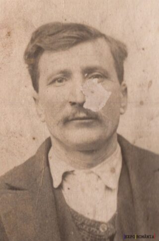 Fotografie veche a unui bărbat cu mustață