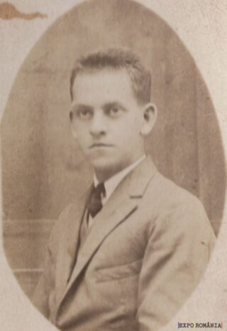 Portret alb-negru al unui tânăr serios