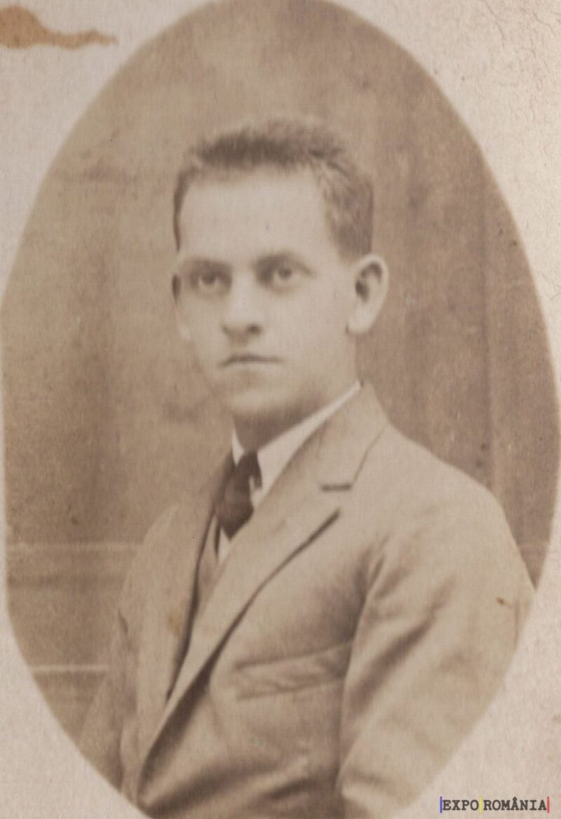 Portret alb-negru al unui tânăr serios