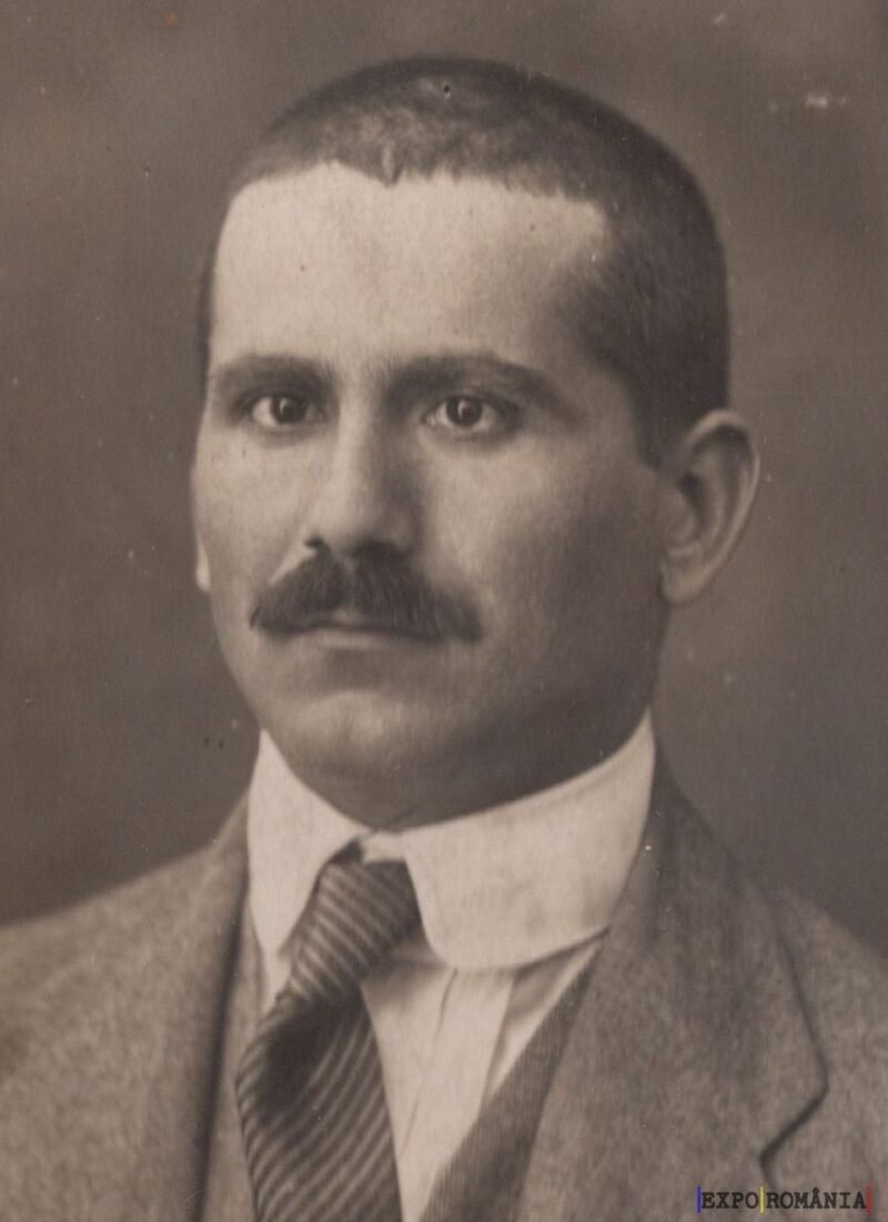 Portret alb-negru al unui bărbat cu mustață