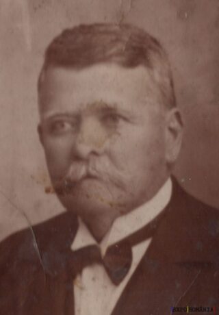 Bărbat cu mustață în fotografie alb-negru