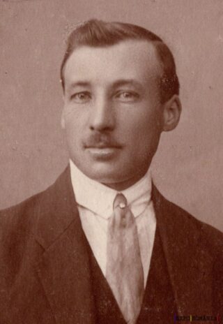 Portret alb-negru al unui bărbat elegant