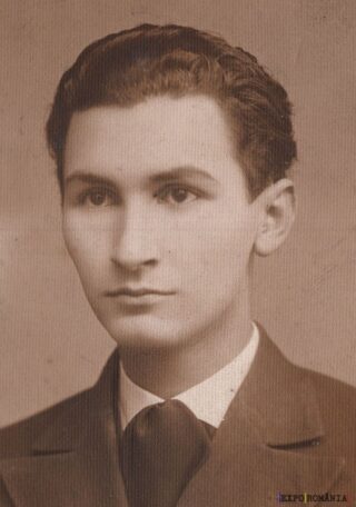 Portret alb-negru al unui tânăr