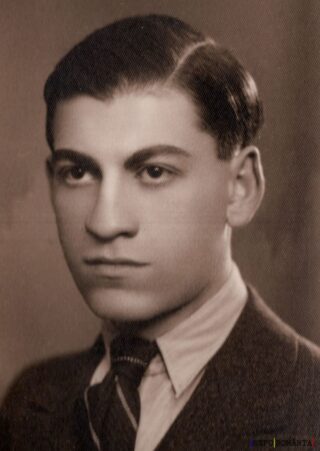 Tânăr în costum din anii '20