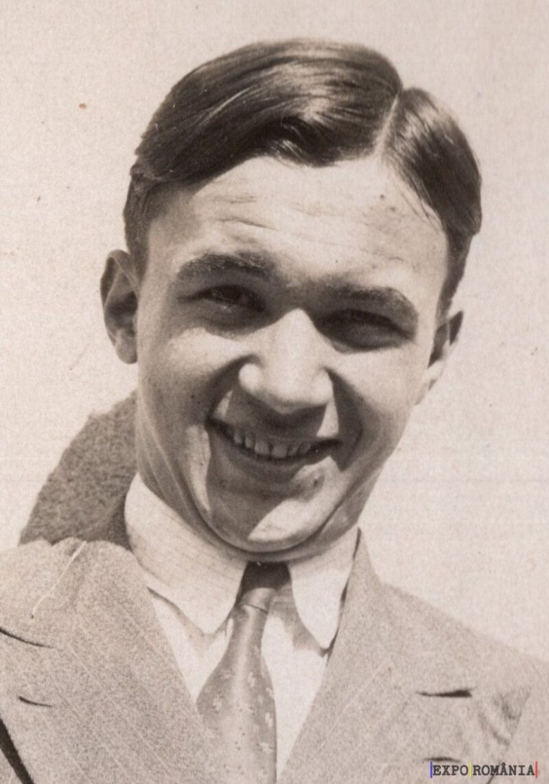 Bărbat zâmbind îmbrăcat elegant