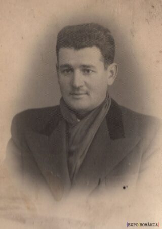 Portret alb-negru al unui bărbat zâmbitor