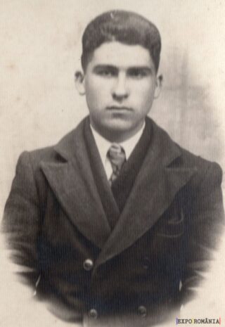 Tânăr în costum clasic