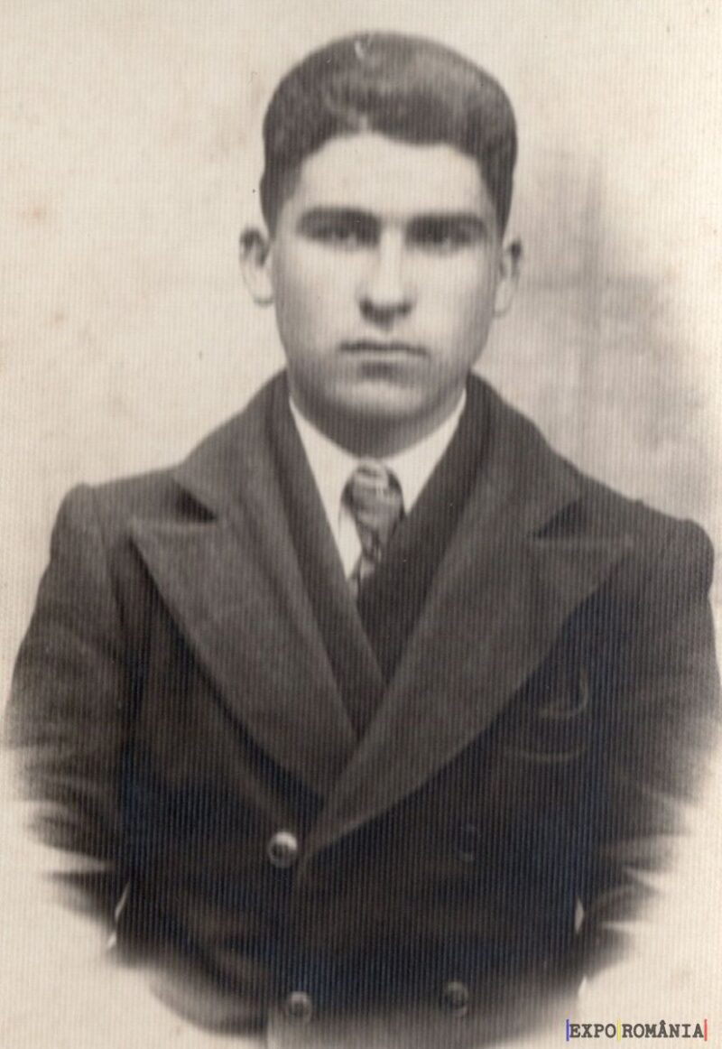 Tânăr în costum clasic