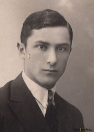 Tânăr în costum formal vechi