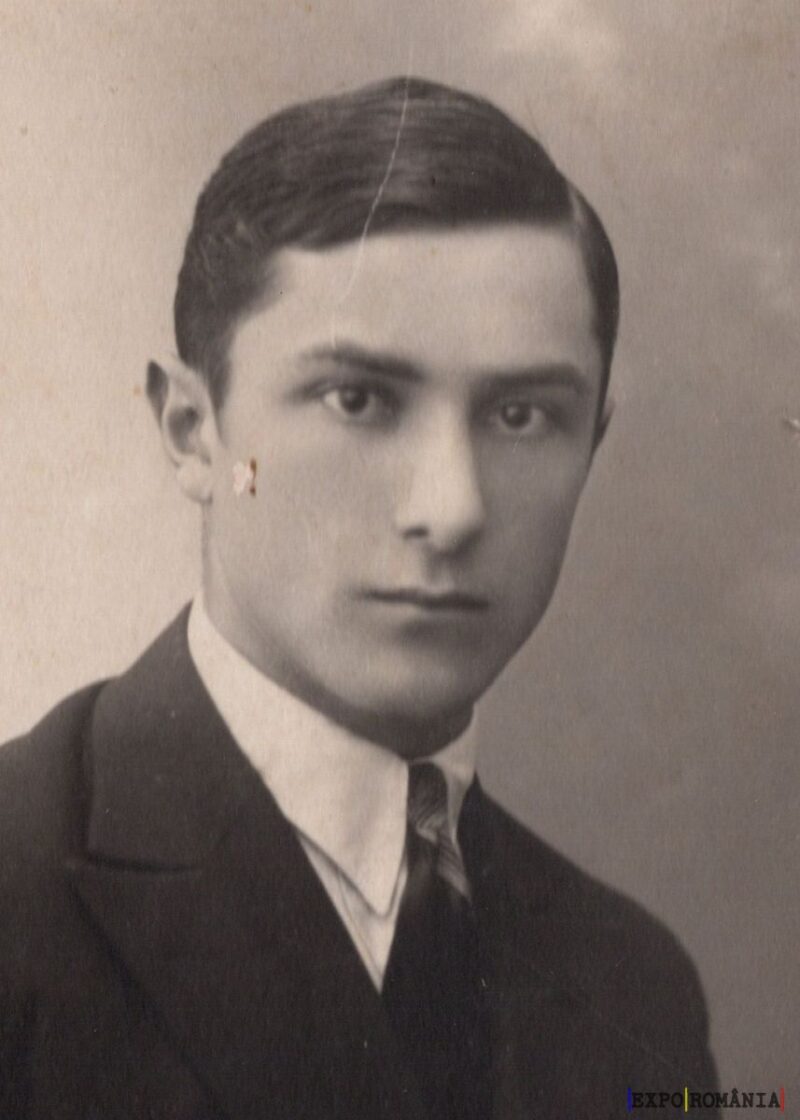 Tânăr în costum formal vechi