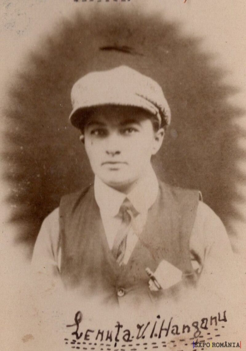 Tânăr purtând șapcă și vestă