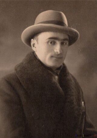 Portret alb-negru al unui bărbat elegant