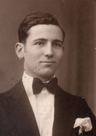 Bărbat elegant în costum cu papion