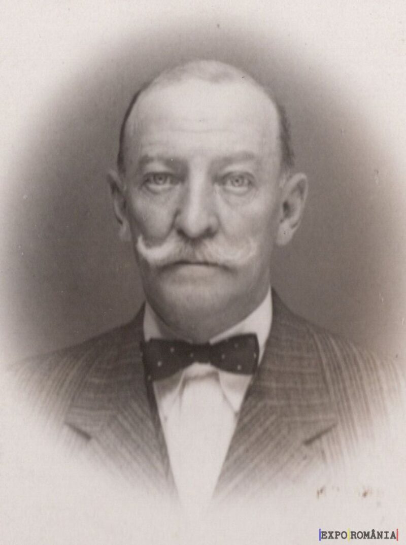 Bărbat cu mustață și papion în fotografia alb-negru