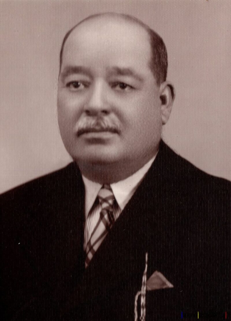 Portret alb-negru al unui bărbat elegant