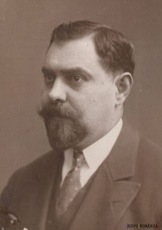 Portret alb-negru al unui bărbat cu mustață