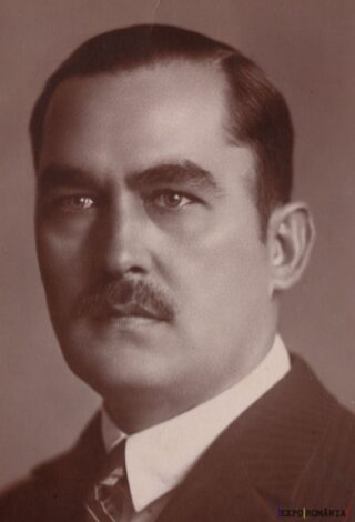 Bărbat cu mustață în costum