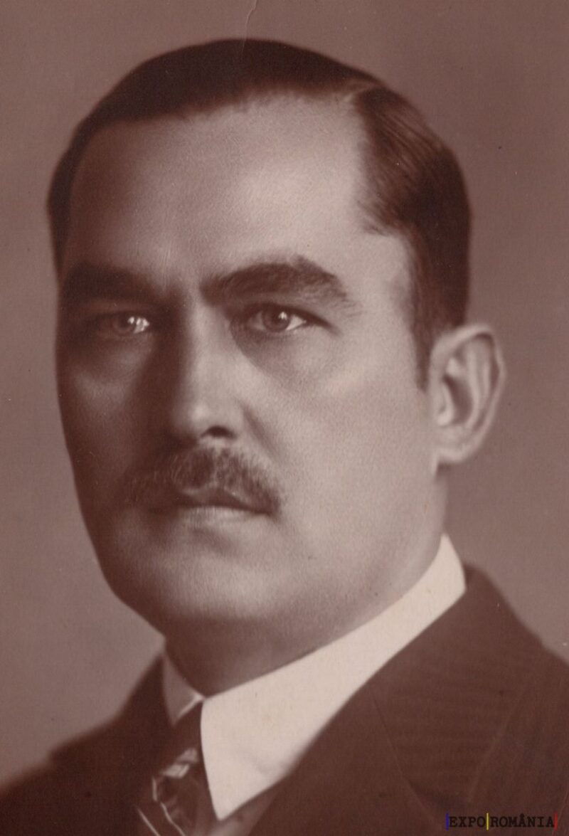 Bărbat cu mustață în costum