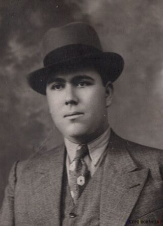 Bărbat cu pălărie într-un portret alb-negru