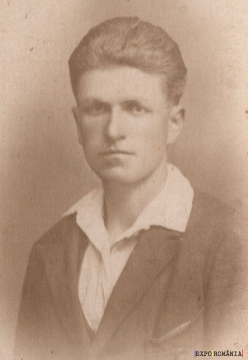 Portret de tânăr în costum