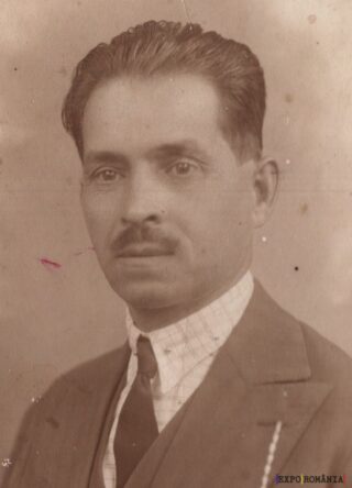 Portret alb-negru al unui bărbat în costum