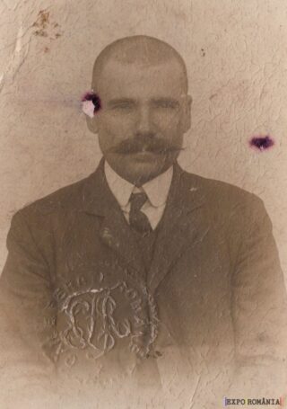 Fotografie veche alb-negru cu bărbat cu mustață