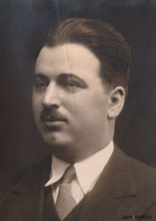 Portret alb-negru al unui bărbat în costum