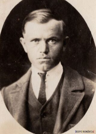 Bărbat fotografiat într-un portret alb-negru