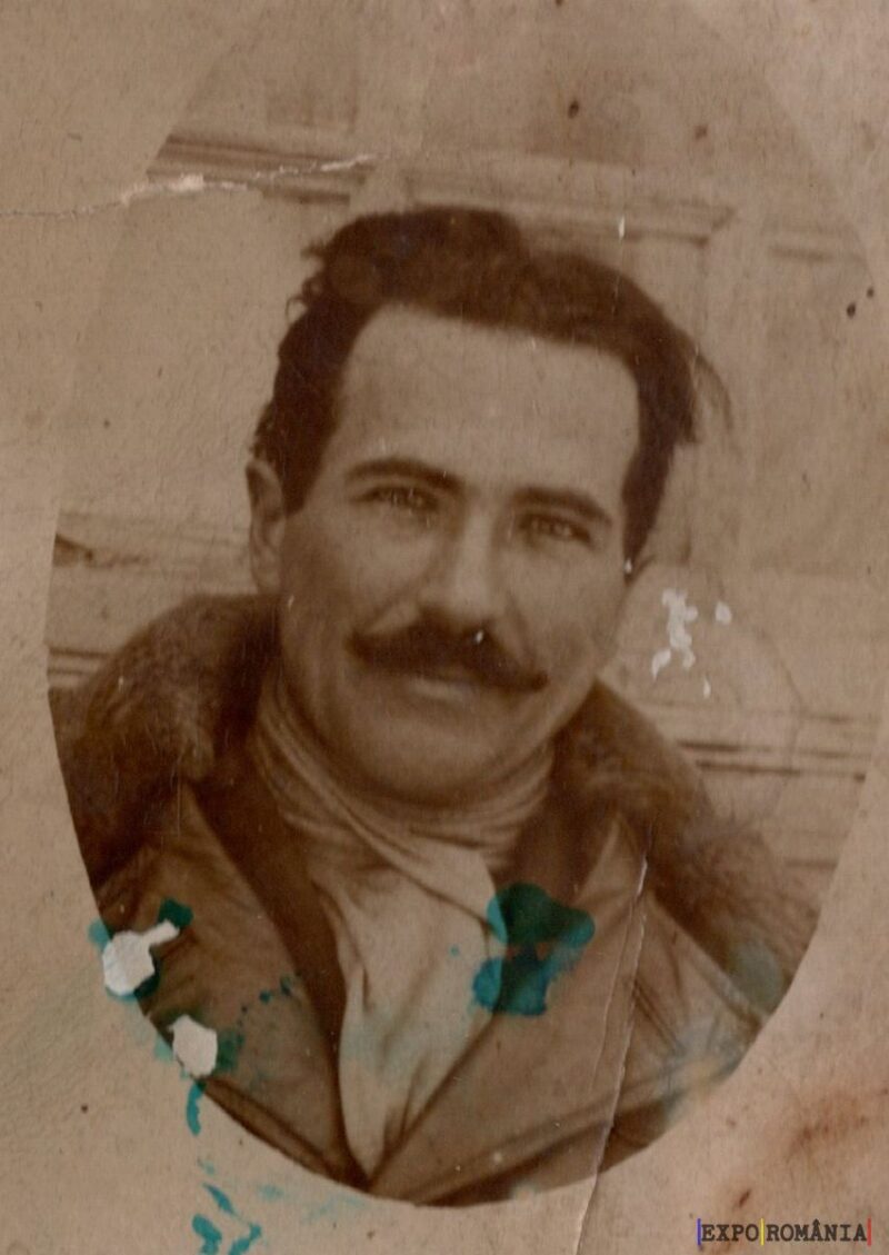 Fotografie veche a unui bărbat zâmbitor