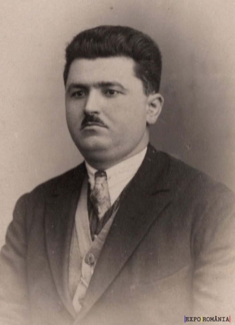 Bărbat cu costum și cravată în poză veche