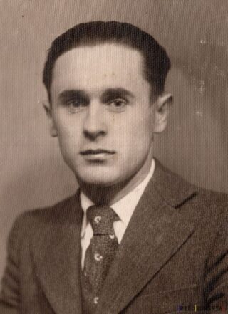 Portret alb-negru al unui bărbat în costum