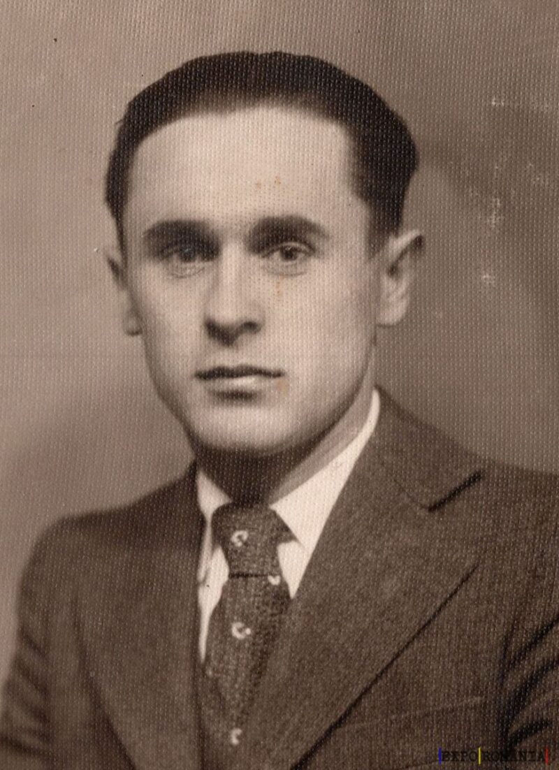 Portret alb-negru al unui bărbat în costum