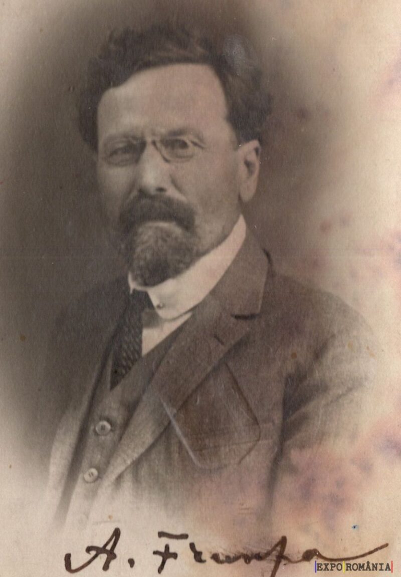 Portretul unui bărbat purtând ochelari și costum