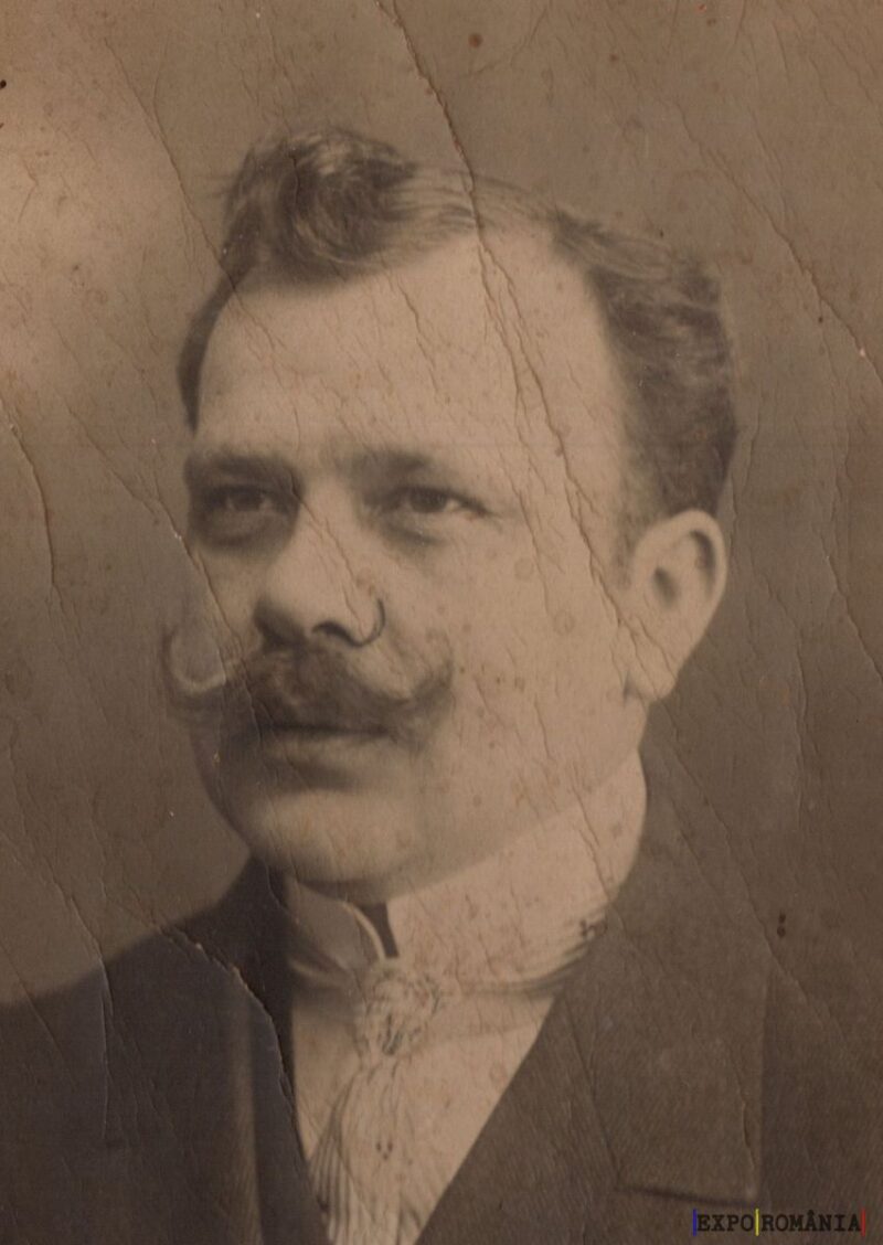 Bărbat cu mustață într-o fotografie veche