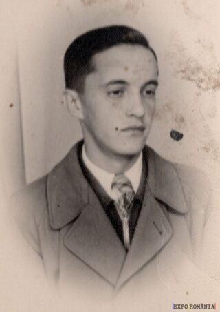 Portret alb-negru al unui bărbat tânăr