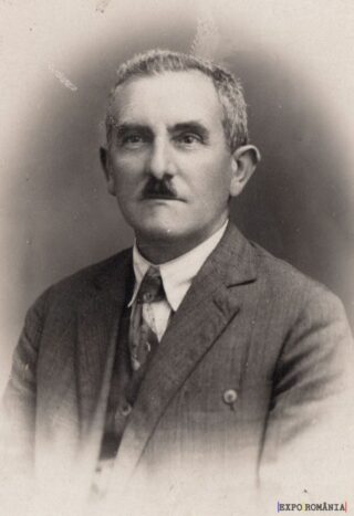 Fotografie veche a unui bărbat în costum